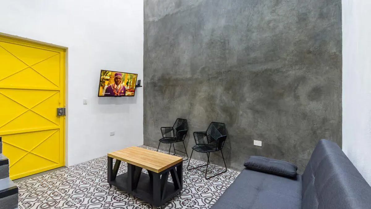 Sala con puerta amarilla icónica The Yellow Loft loft renta San Miguel de Allende