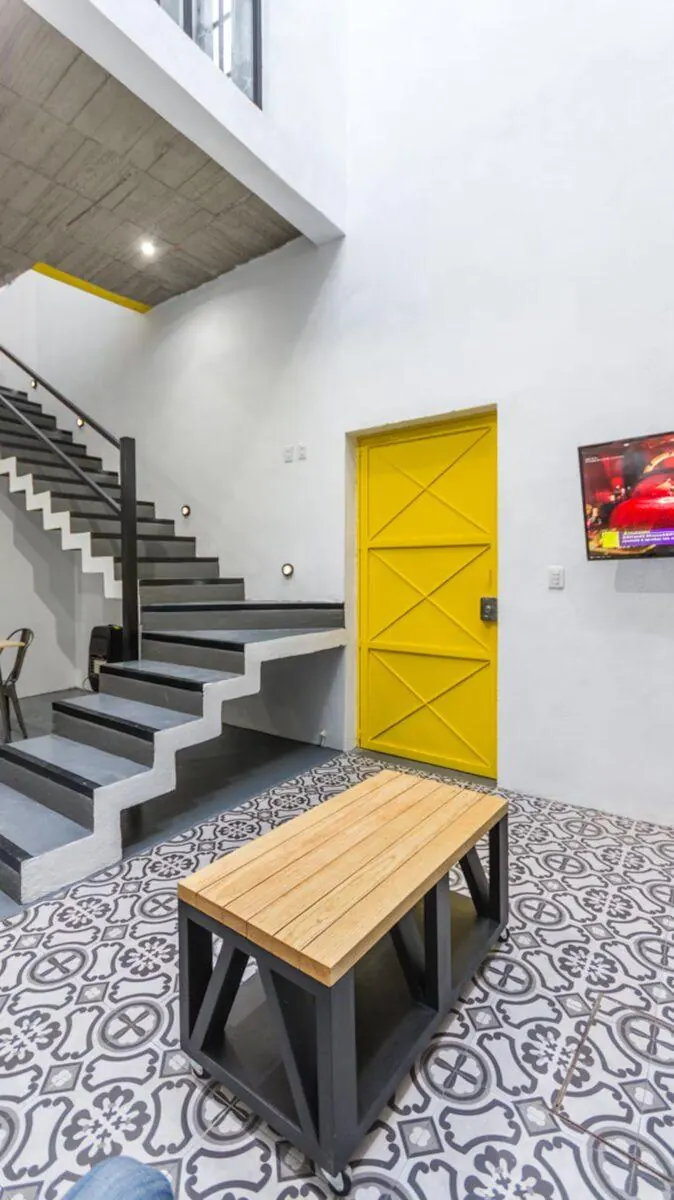 Escalera interior doble altura The Yellow Loft departamento San Miguel de Allende