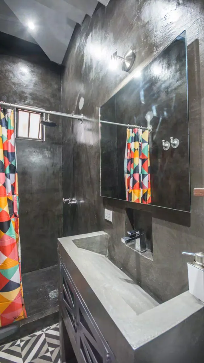 Baño cemento negro The Yellow Loft departamento vacacional San Miguel