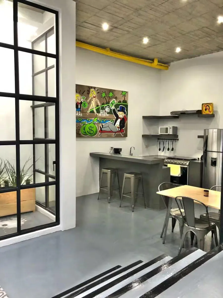 Cocina con arte The Yellow Loft departamento renta San Miguel