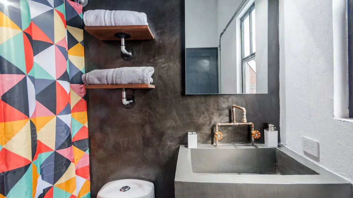 Baño estilo industrial The Red Loft San Miguel