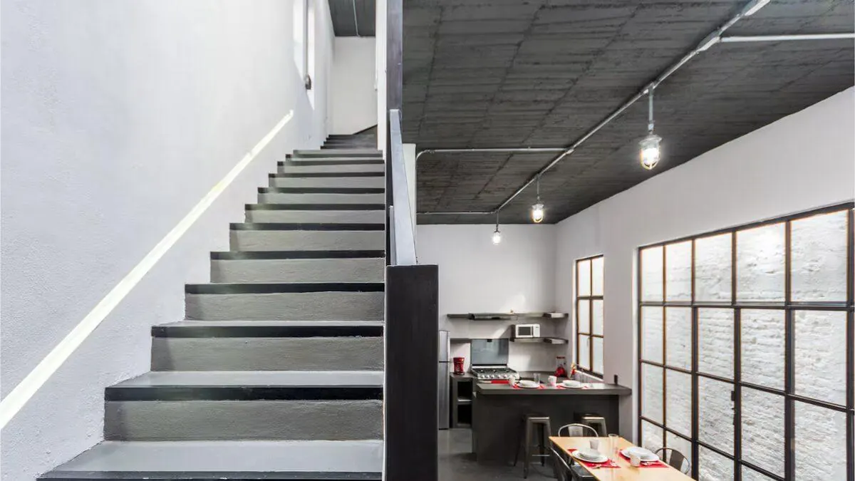 Escalera interior loft industrial San Miguel de Allende