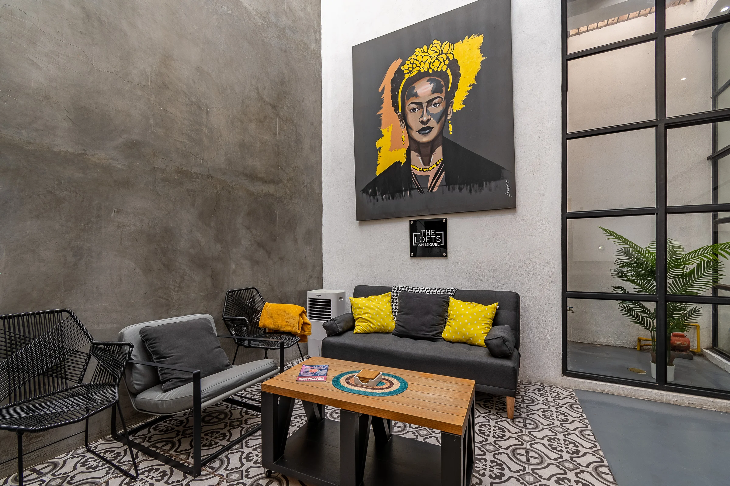 Sala con arte Frida Kahlo The Yellow Loft renta San Miguel de Allende