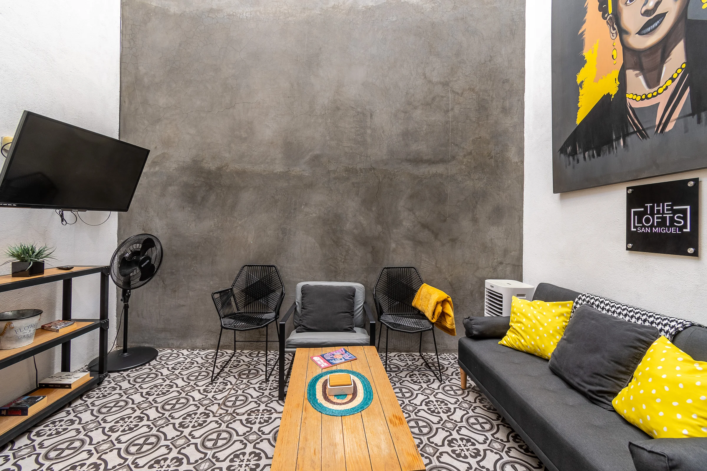 Sala con TV The Yellow Loft loft vacacional San Miguel de Allende