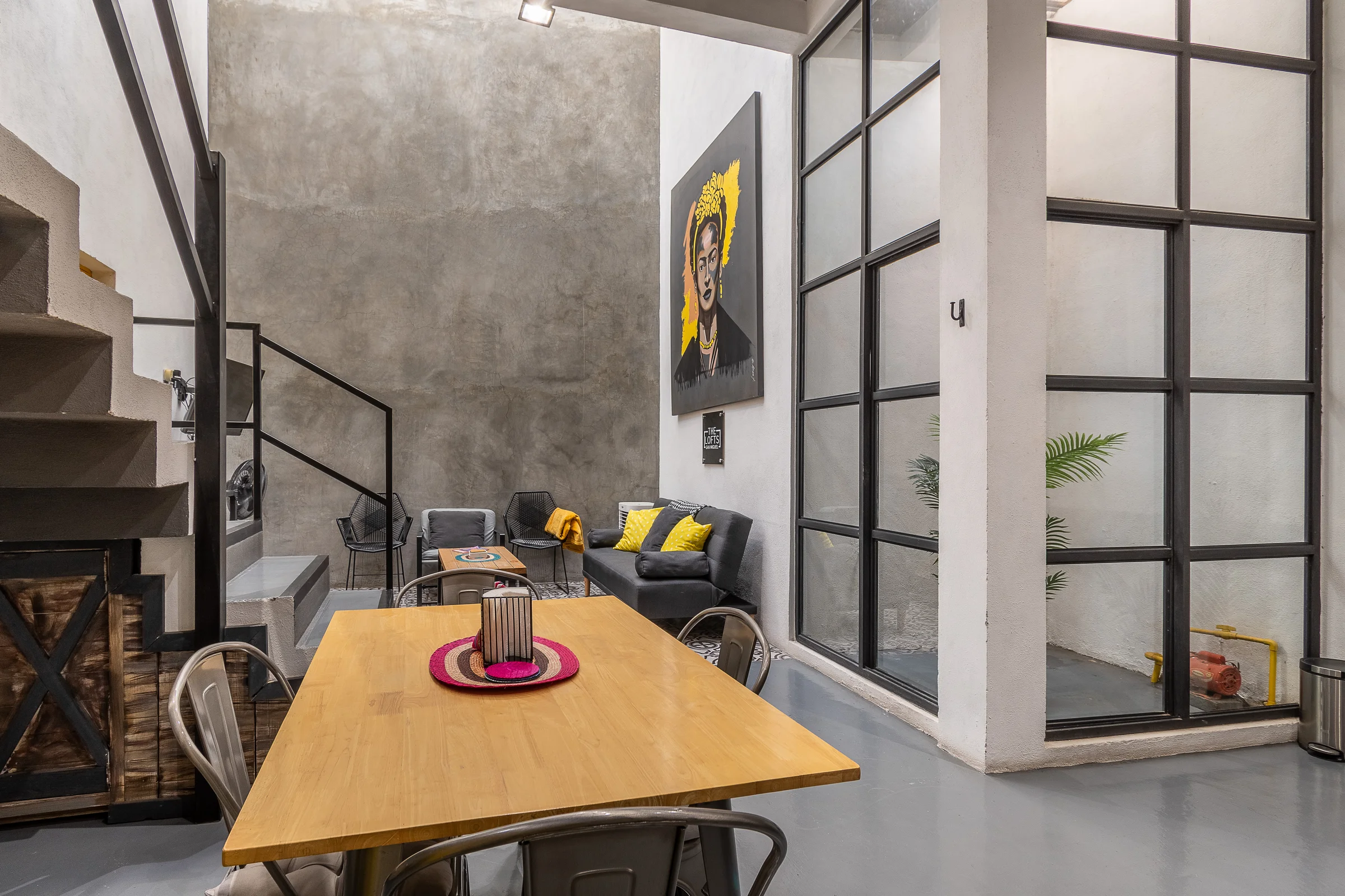 Comedor y escaleras The Yellow Loft apartamento vacacional San Miguel