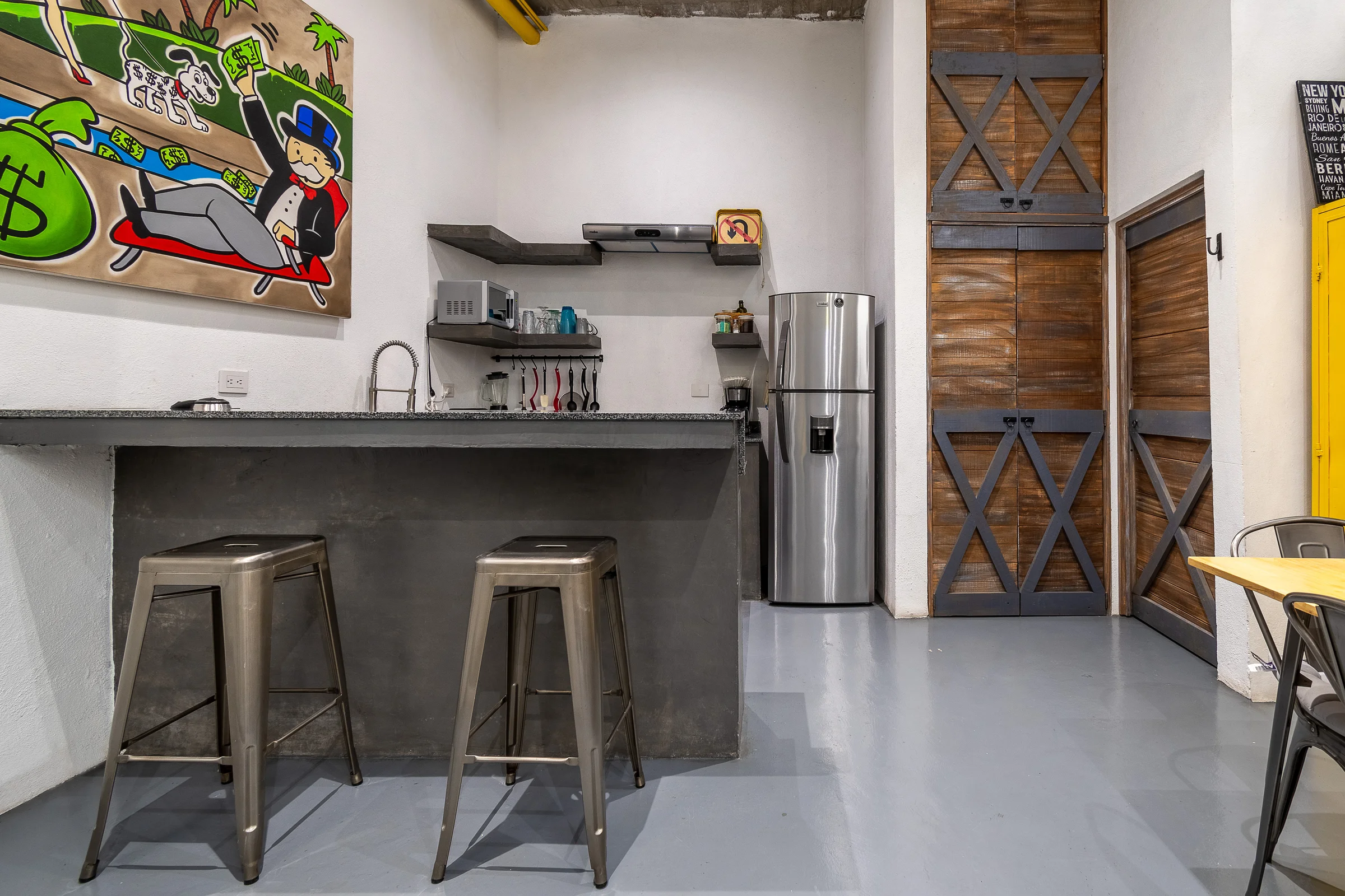Cocina barra con bancos The Yellow Loft renta San Miguel de Allende