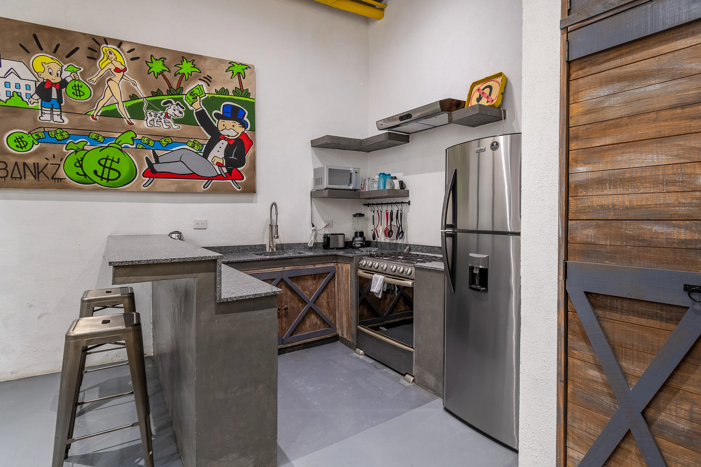 Cocina lateral equipada The Yellow Loft SMA