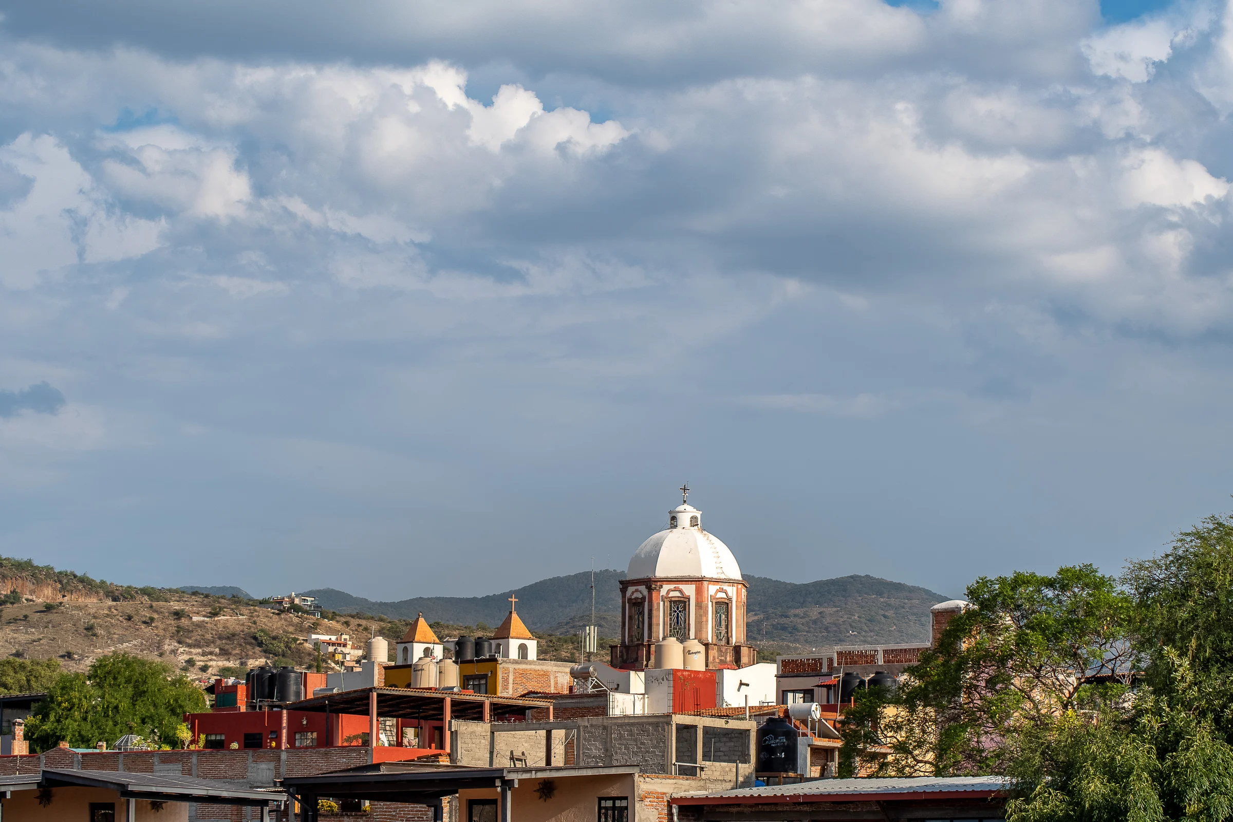 Vista iglesia desde rooftop The Yellow Loft SMA